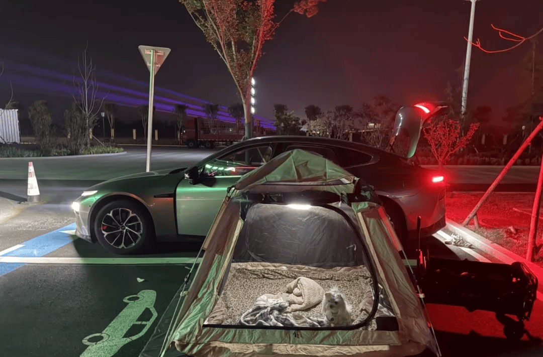 期间年轻人旅行掀起“帐篷过夜”热潮冰球突破豪华版不住酒店住帐篷!国庆(图1) 期间年轻人旅行掀起“帐篷过夜”热潮冰球突破豪华版不住酒店住帐篷!国庆(图1)